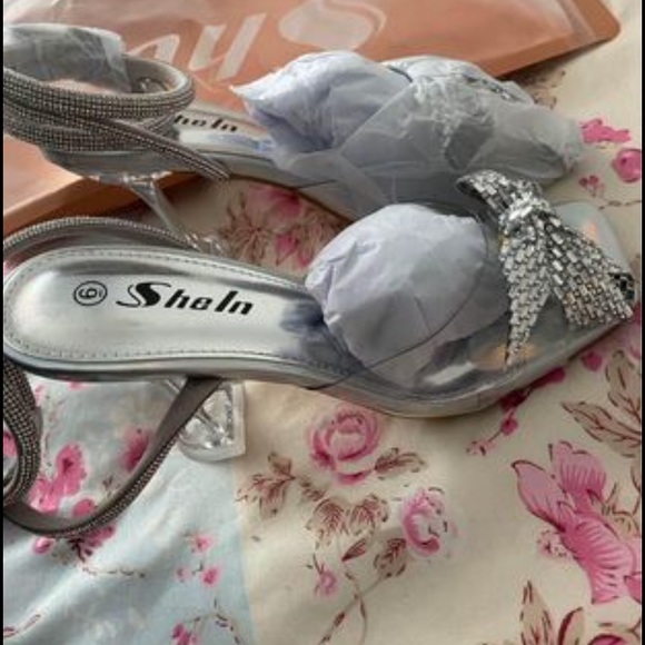 Gray high heels. - Picture 1 of 2